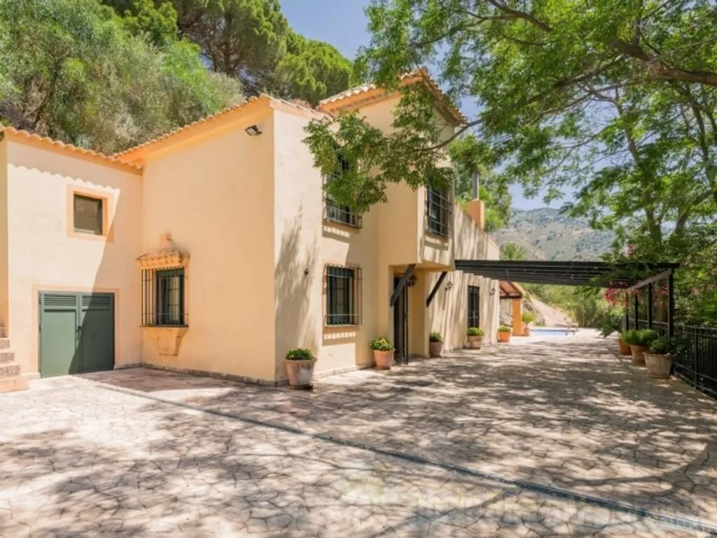 Välivaade - Mediterranean Villa with Private Helipad in Ojén
