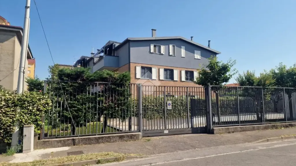 Modern Apartment with West Terrace in Muggiò