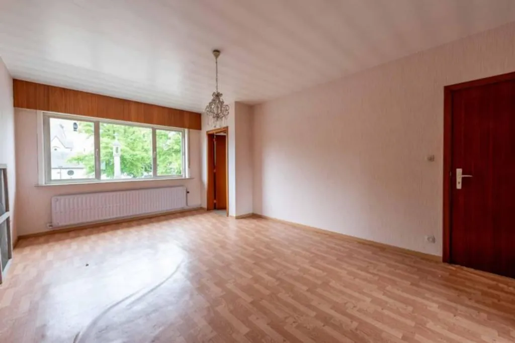 House to Renovate in Weerde Centre