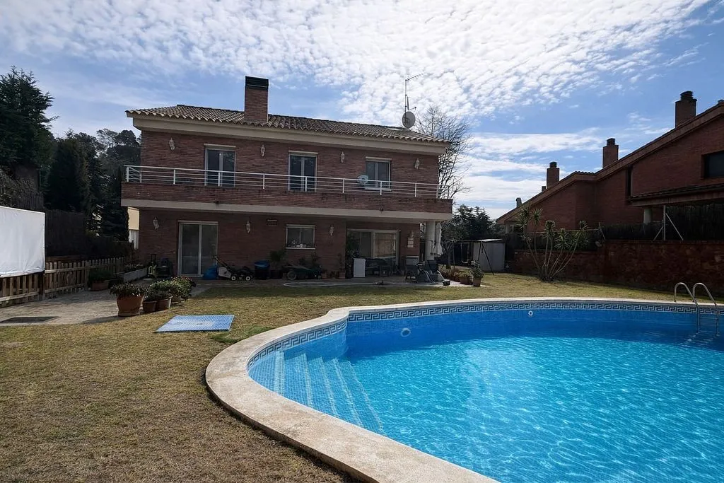 Piscine - Chalet with Pool in Vallromanes