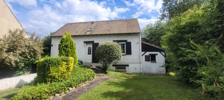 House with Garden in Chambly, Quiet Residential Area