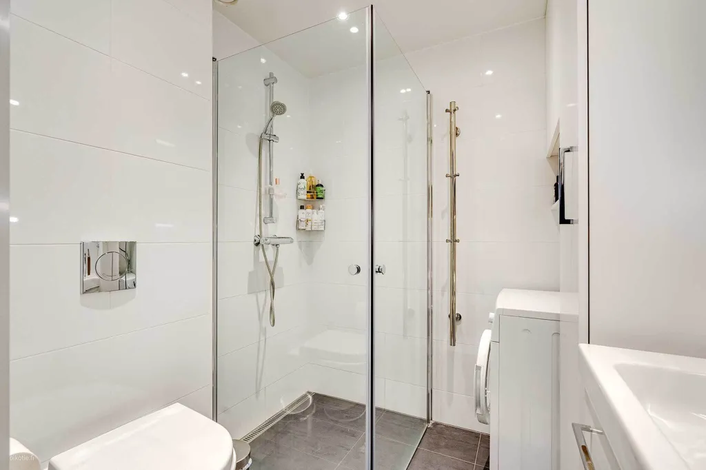Salles de bain - Modern Studio with Balcony in Tampere Kaleva