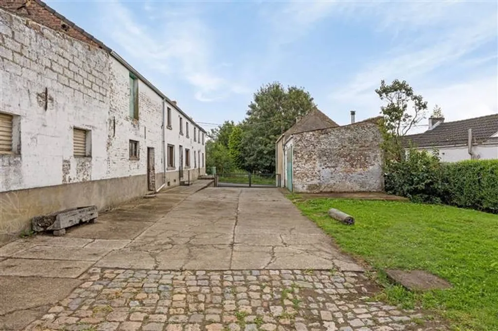 Aed - Farmhouse to Renovate with Garden in Gilmont