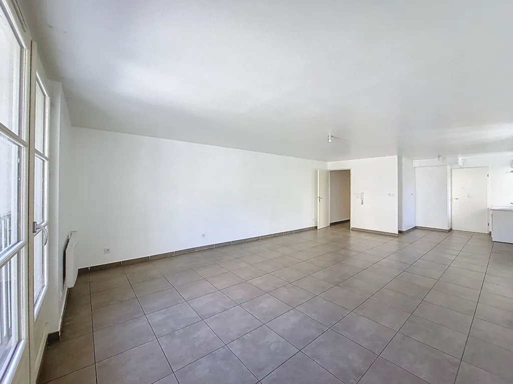 Elutuba - Modern Flat with Open-Plan Kitchen in Hyères Centre