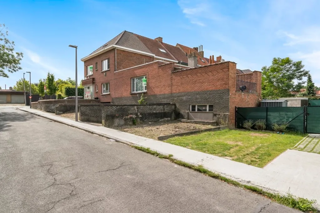 Extérieur - Maison d'Angle avec Terrasse dans Quartier Calme à Courtrai