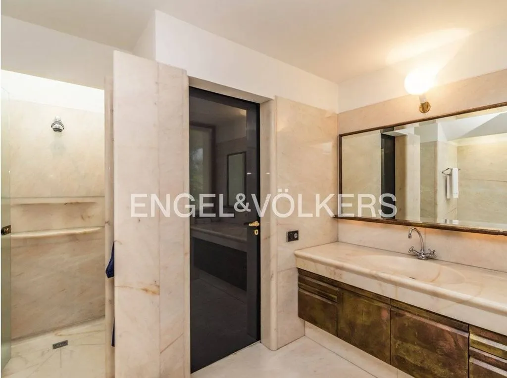 Vannitoad - Luxury Villa with Pool in Lipomo, Lombardy