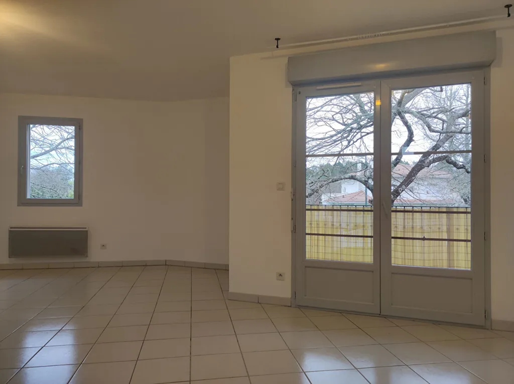 Toad - 3-Bed Flat with Pool in Aureilhan