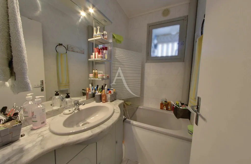 Bagni - Bright 3-Bedroom Apartment with Balcony in Auxerre