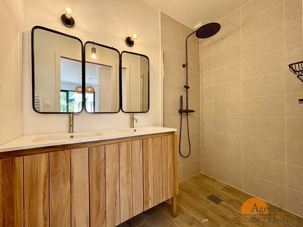 Salles de bain - Maison Meublée avec Piscine à Andernos-les-Bains