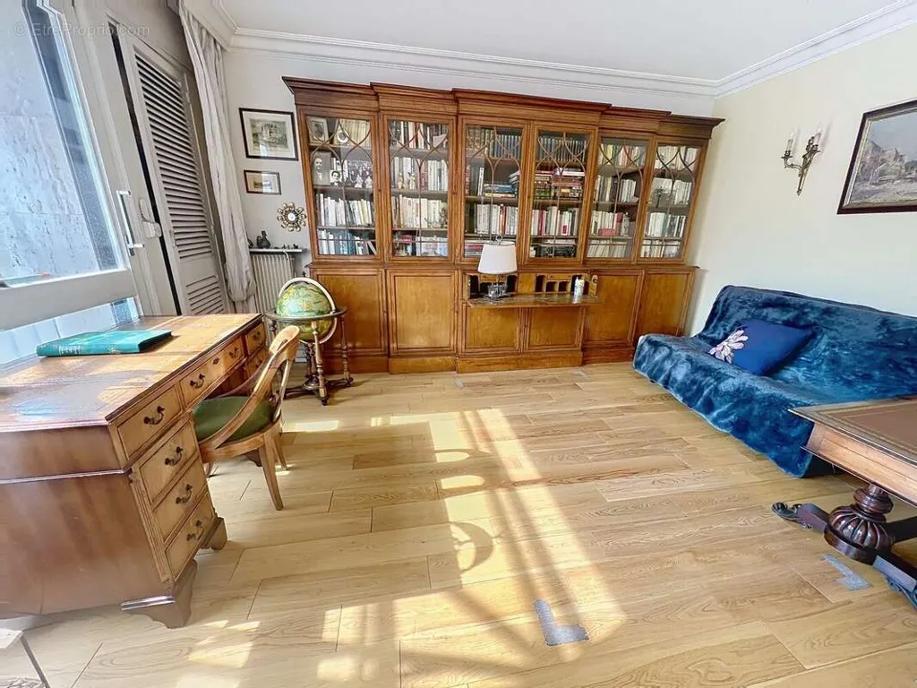 Kabinet - Luxury Apartment with Parking in Garches