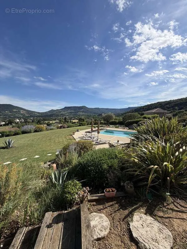 Jardin - Villa Traditionnelle avec Piscine à Chomérac