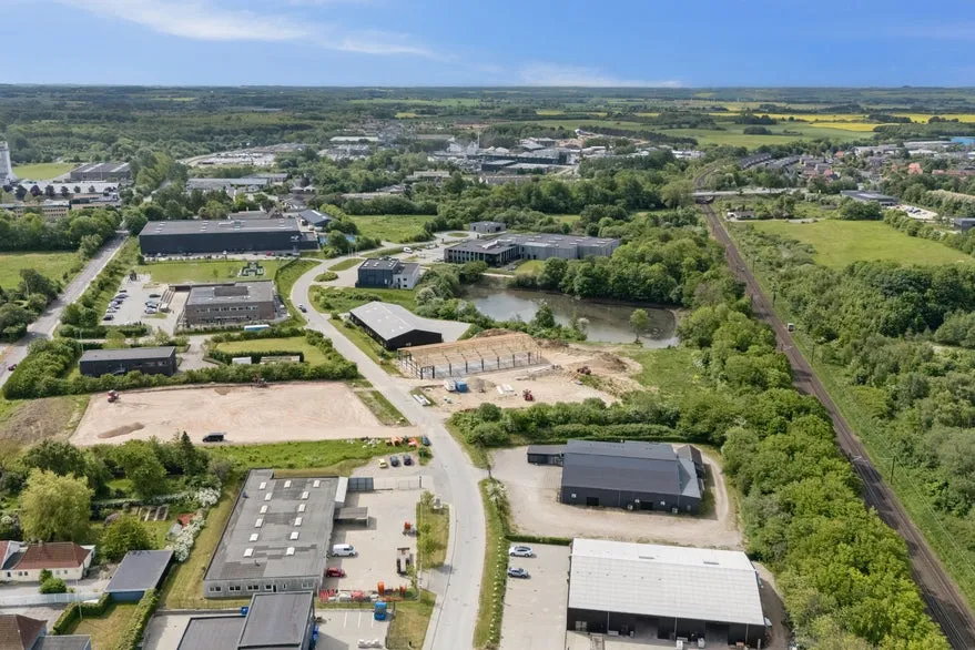 Õhuvaade - High-Ceilinged Warehouse with Office in Hasselager