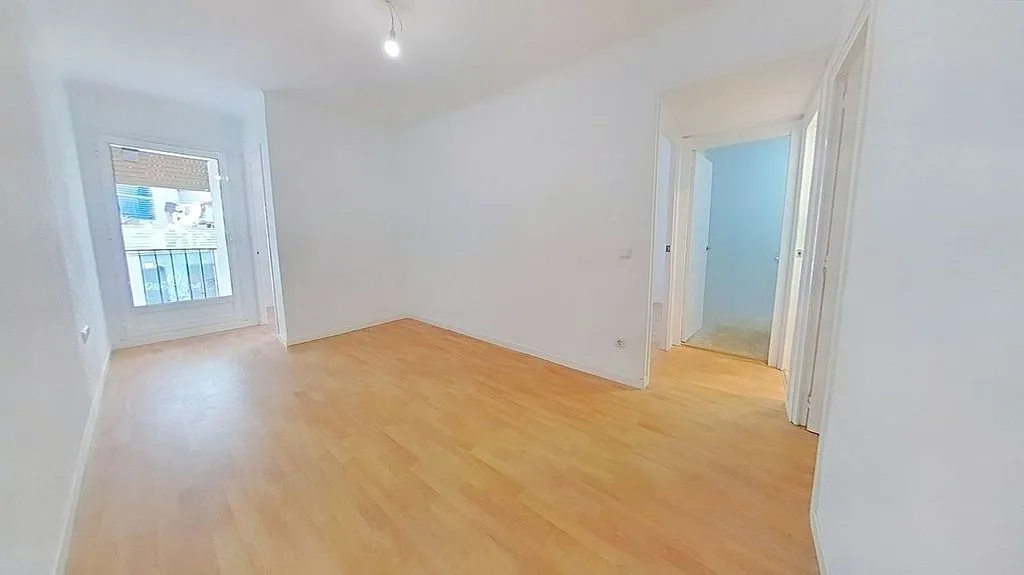 Toad - Three-Bedroom Flat with Metro Access in Verdun