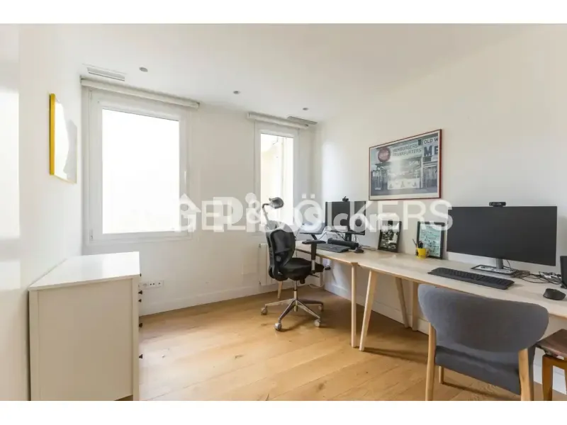 Bureau - Apartment with Balcony in Chamberí