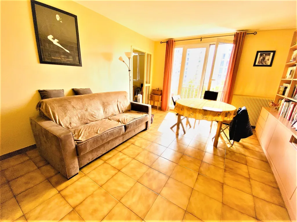 Séjour - Appartement Traversant avec Vue Dégagée à Colombes