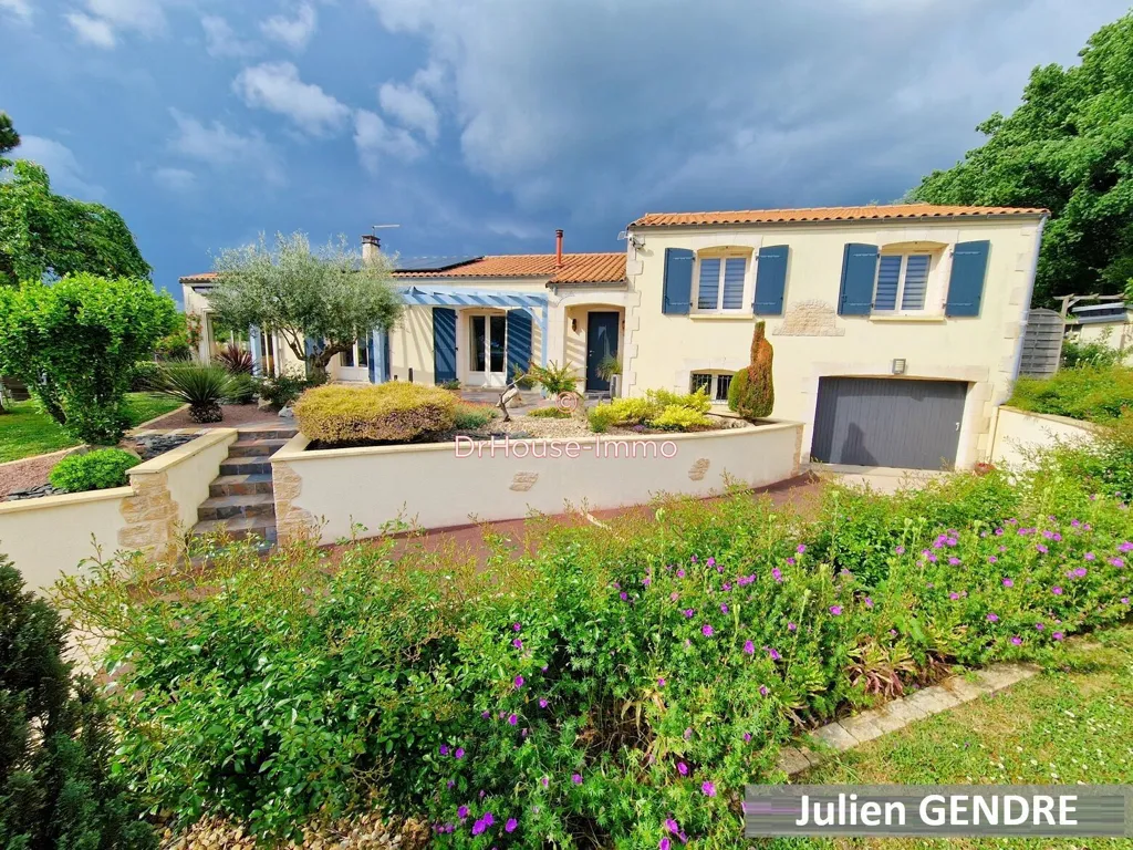 Extérieur - Maison avec Piscine et Garage à Melle