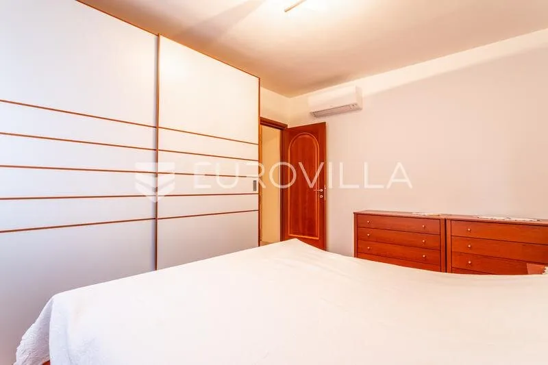 Magamistoad - Spacious 3-Bedroom Apartment with Sea View in Zenta, Split