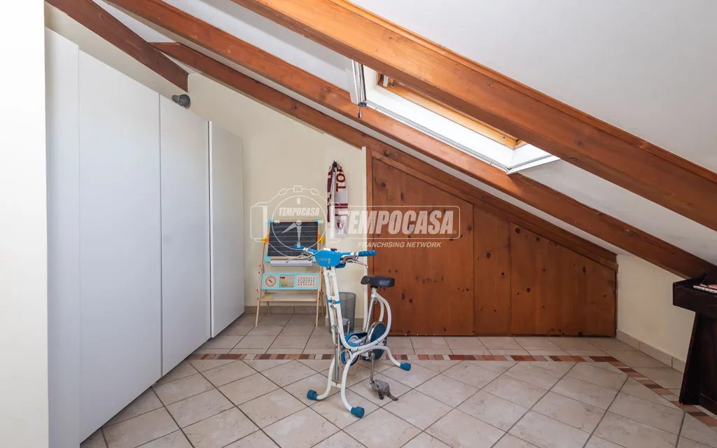 Pièces - 5-Bedroom Apartment with Double Garage in Chieri