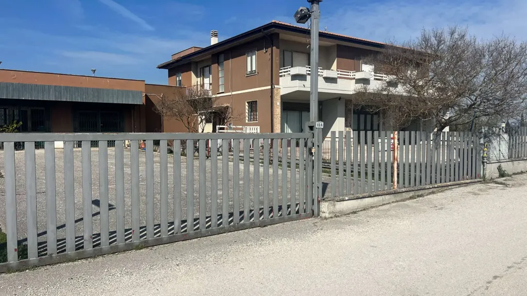 Välivaade - Mixed-Use Villa with Terraces in Spoleto