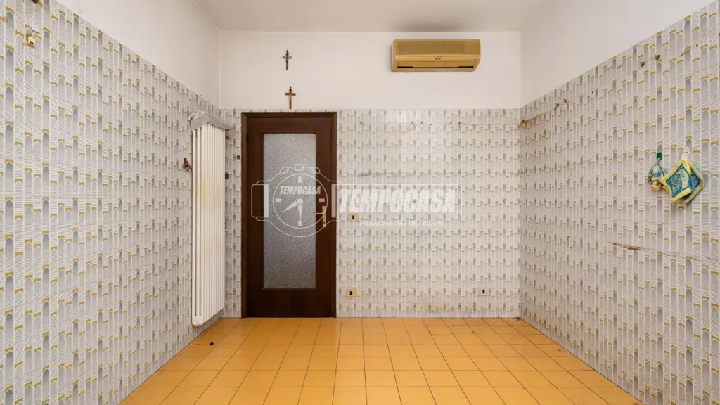 Esik - Apartment with Balcony in Sassuolo