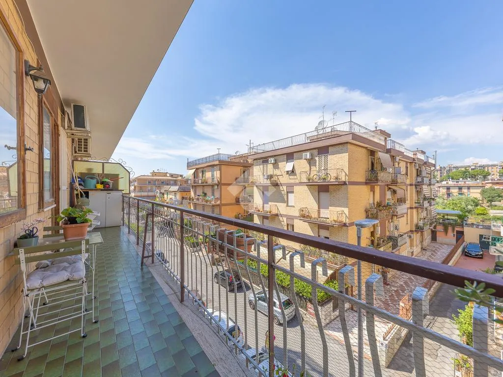 Rõdu - Triplex with Terrace in Torre Maura, Rome