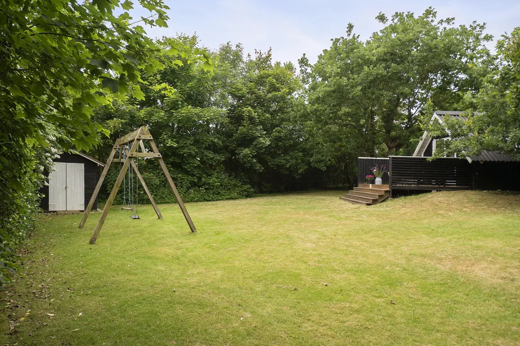 Aed - Vacation Home with Large Garden in Struer