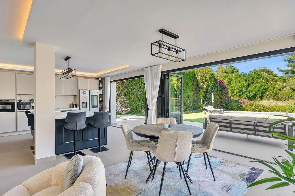 Dining Room - Modern Villa with Pool and Terrace in Guadalmina