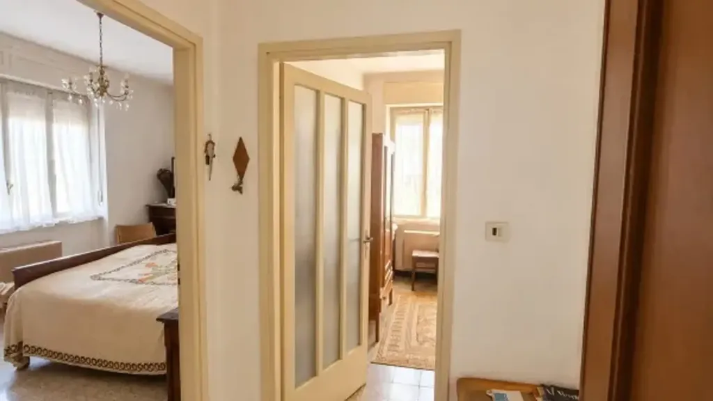 Chambres - Personalisable Triplex with Balcony in Asti