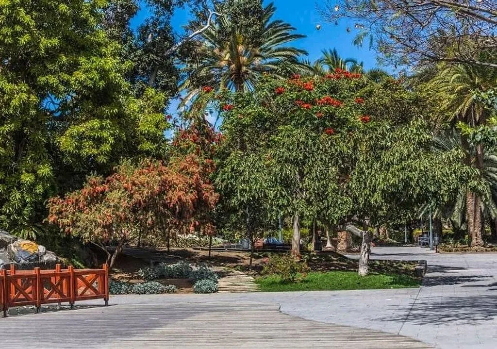 Historic Chalet with Pool in Ciudad Jardín