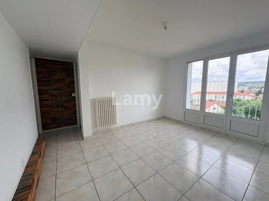 Student-Friendly Flat with Balcony in Montrapon