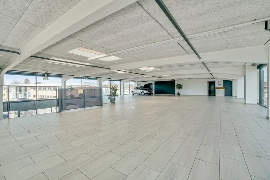 Toad - Showroom with Garage in High Traffic Area