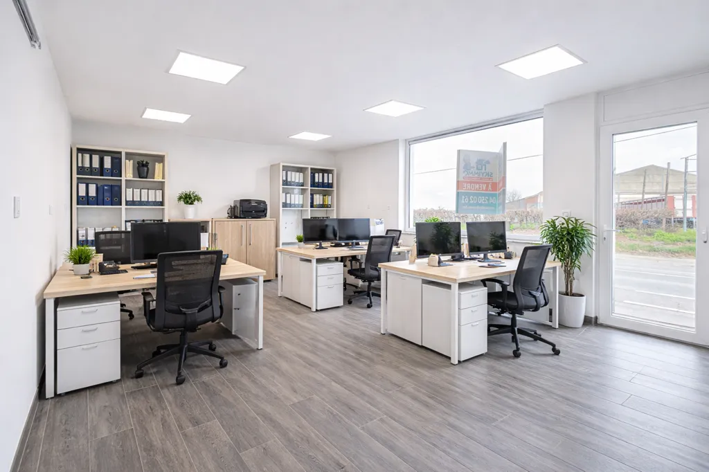 Bureau - Maison de Commerce avec Visibilité à Juprelle