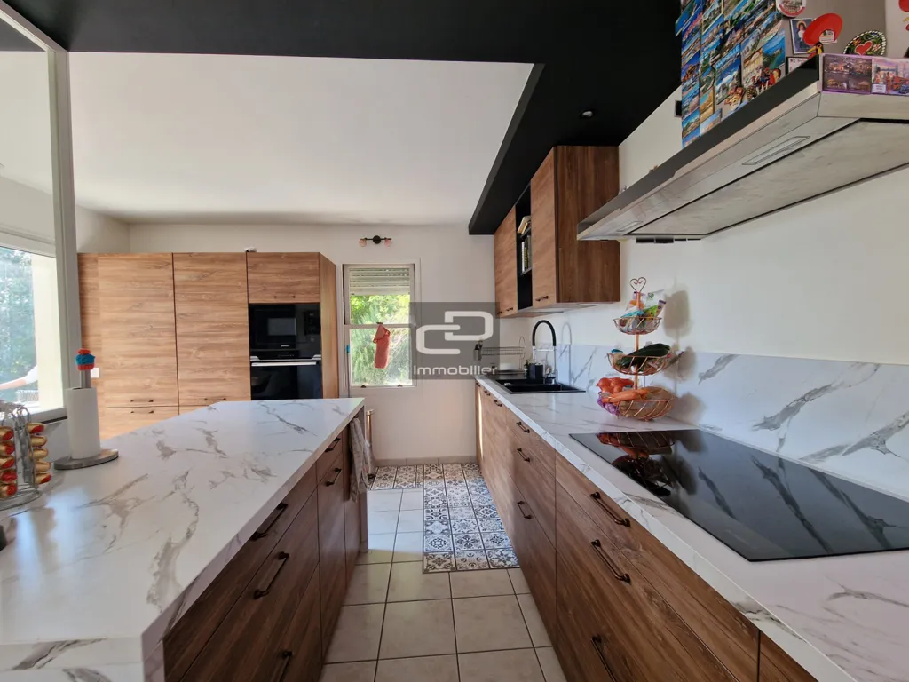 Köök - Villa with Exceptional View in Albigny sur Saône