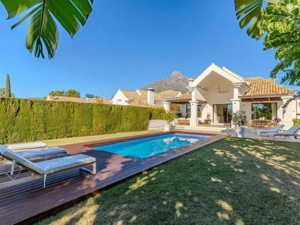 Bassein - Luxury Villa with Pool in Marbella's Golden Mile