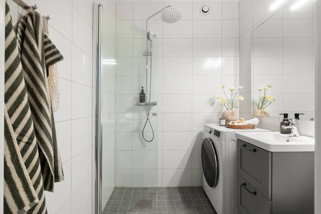 Salles de bain - Bright Two-Bedroom Flat with Large Terrace in Stockholm