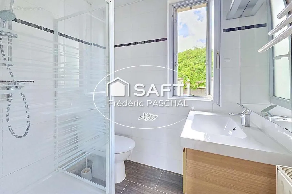 Bagni - Investment Building with Terrace in Suresnes