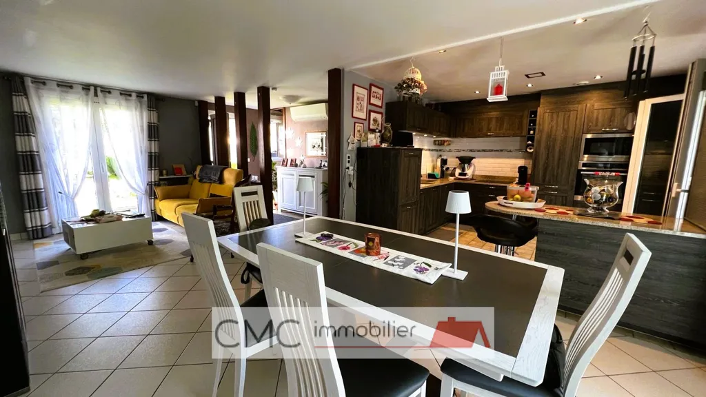 Salle à manger - Maison Charmante avec Jardin à Luisant