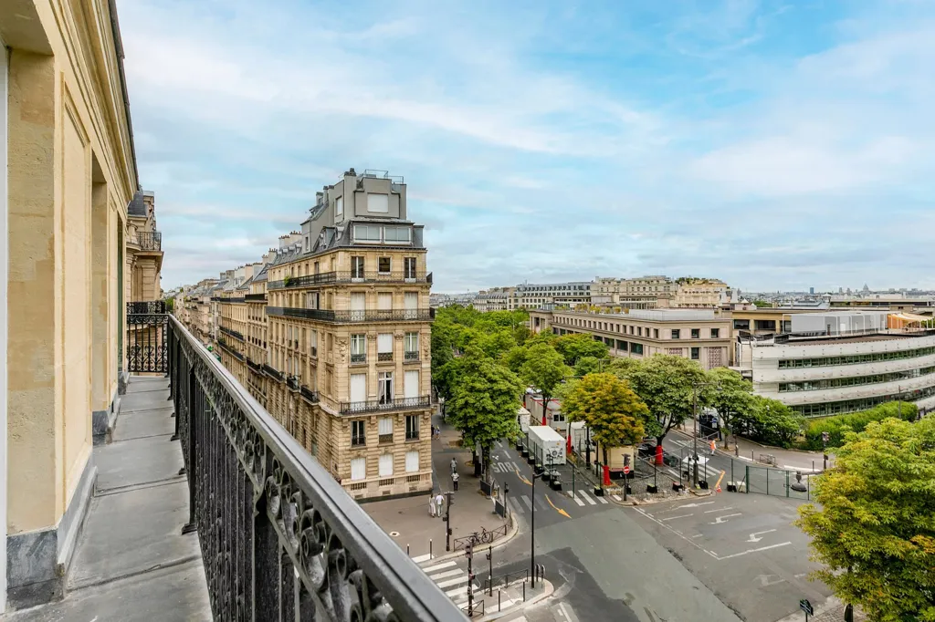 Balcon - Appartement Rénové avec Vue sur la Tour Eiffel à Paris 16e