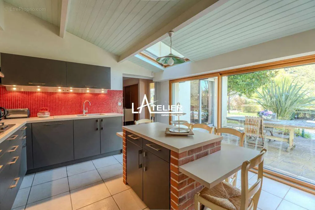 Köök - Spacious Property with Pool in Sautron
