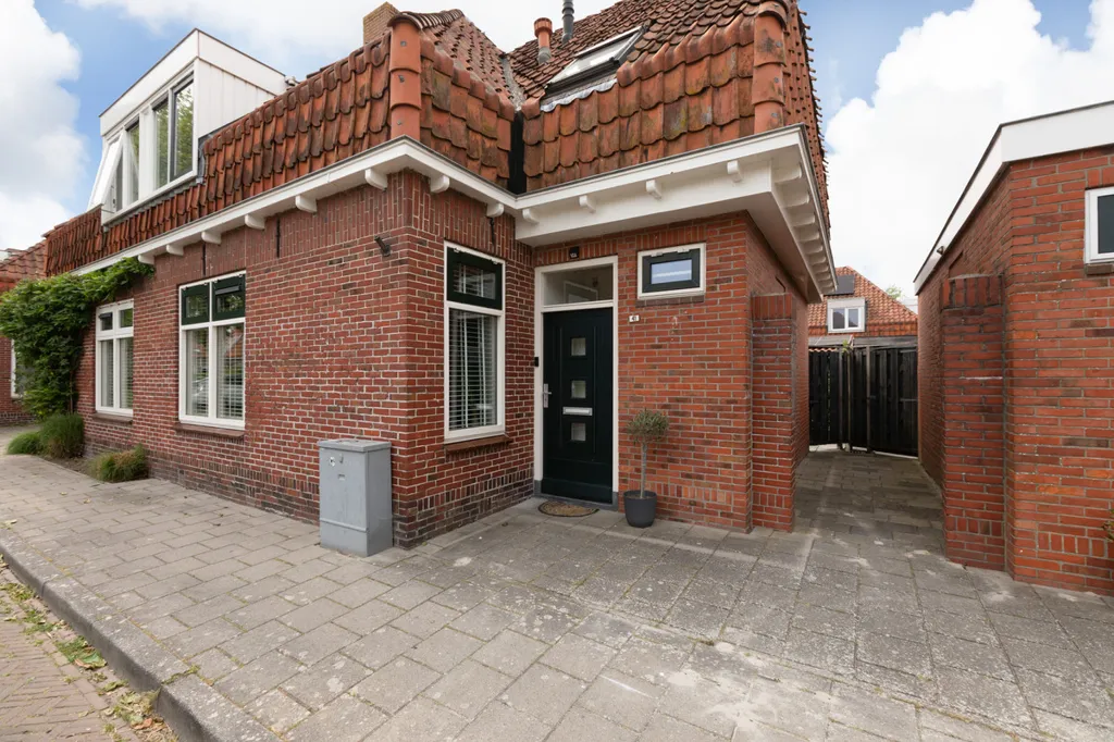 Esterno - Modernised 1930s Semi-detached House in Bolsward