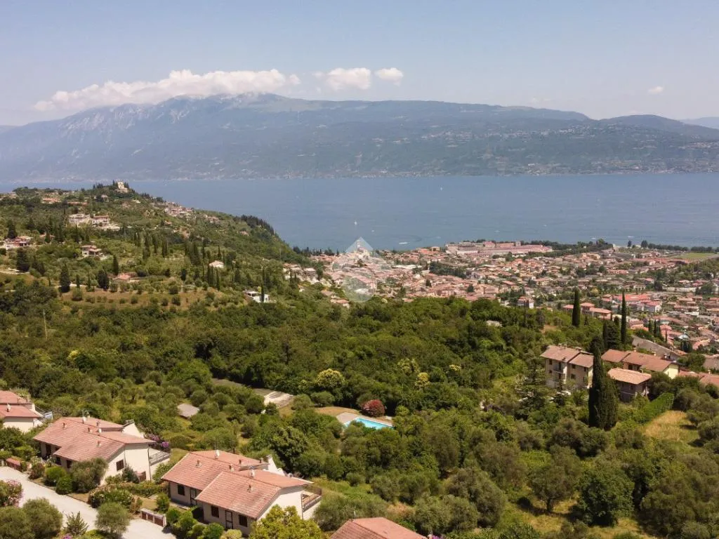 Twin-Storey Apartment with Lake View in Vigole