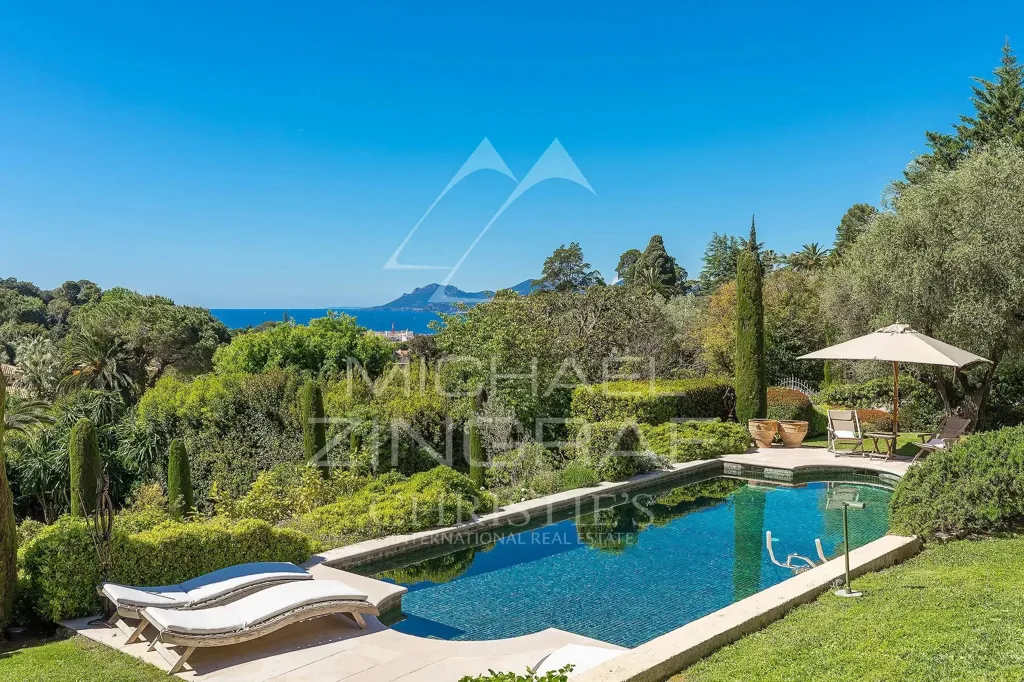 Pool - Tuscan-Style Villa with Sea View in Cannes