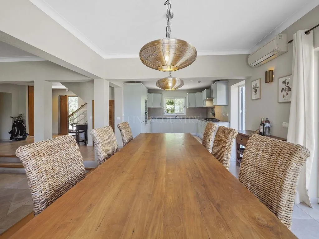 Söögituba - Luxury Villa with Golf Views in Estômbar