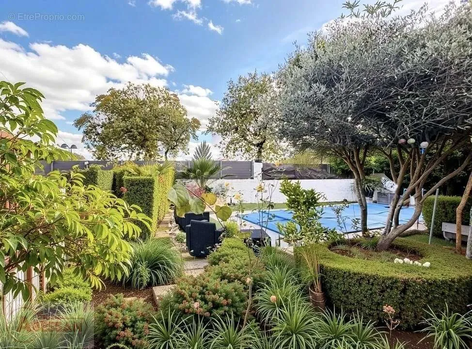 Aed - Renovated House with Pool in Rousson