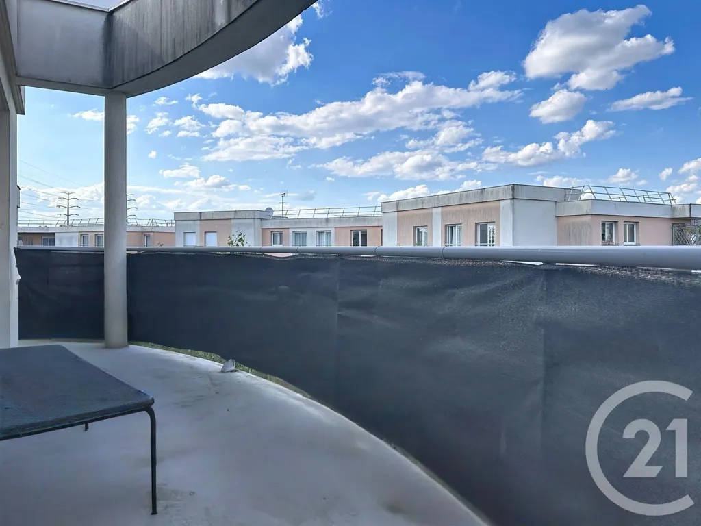 Balcony - 2-Bedroom Apartment with Balcony in Créteil