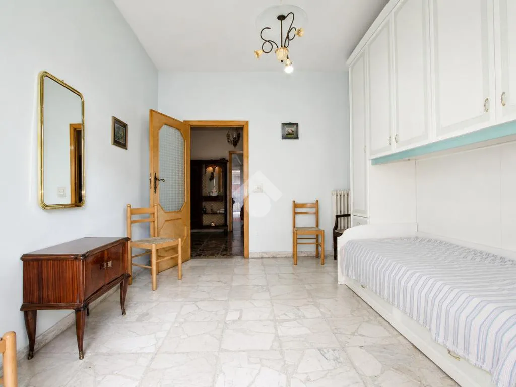 Chambres - 4-Bedroom Apartment with Garage in Lucera