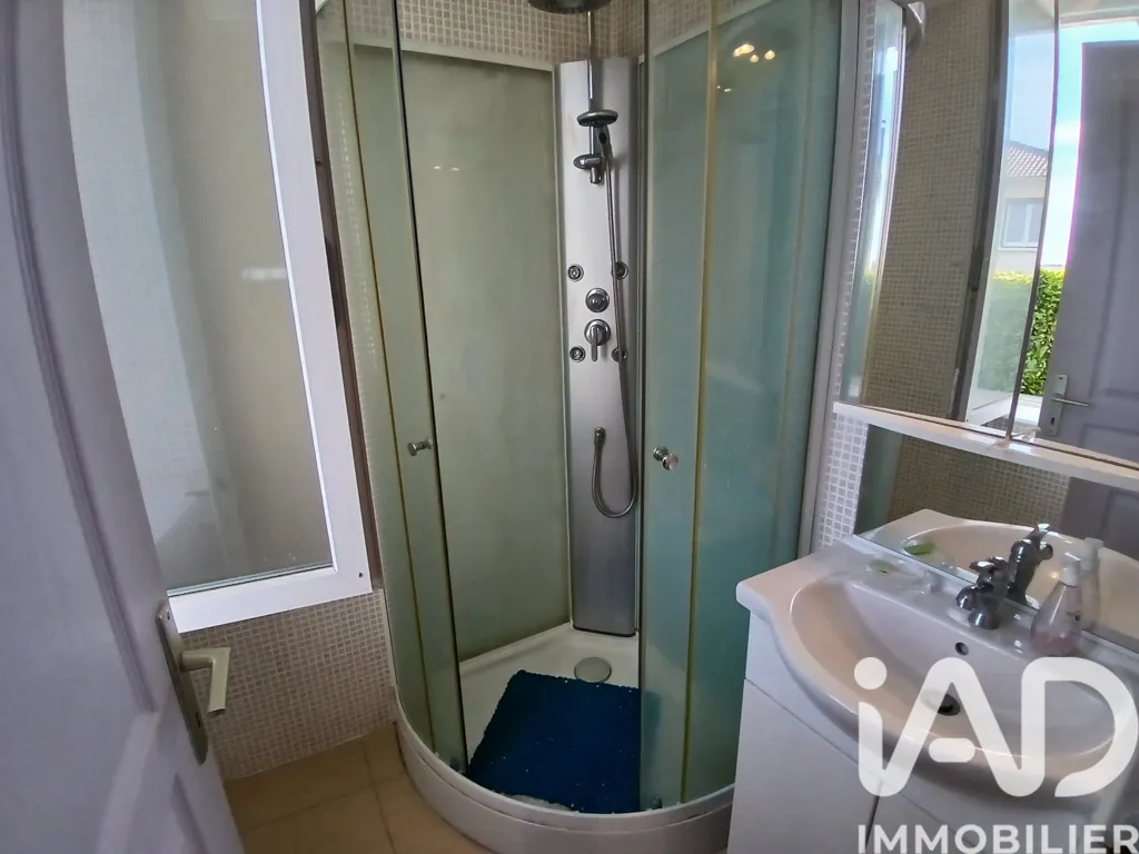 Salles de bain - Maison Familiale avec Terrasse à Pleaux
