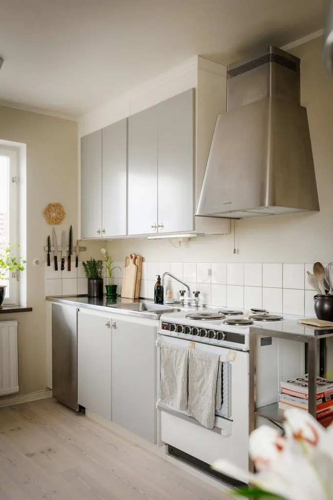 Köök - Funkistyle Flat with Balcony in Toppsegelsgatan
