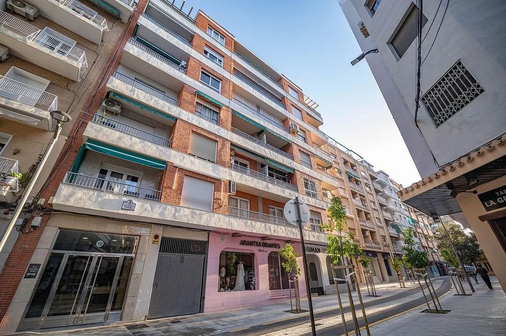 Välivaade - Top-Floor Flat with Balcony in Central Location