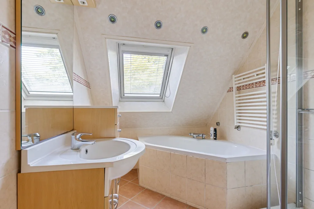 Bathrooms - Spacious Semi-detached House with Garden in Ie